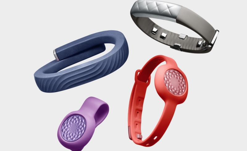 Cuatro fitness smartwatch de varios colores en fondo blanco
